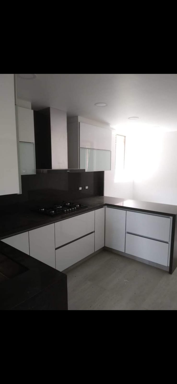 Cocina en L minimalista